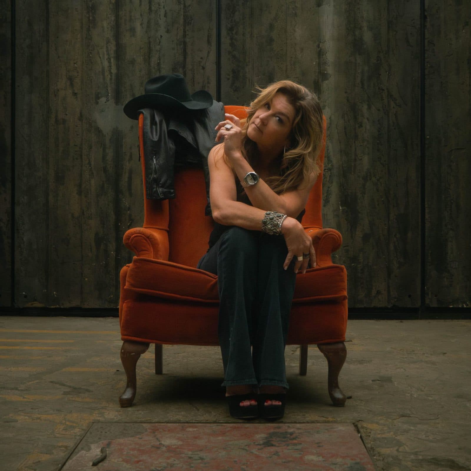 Gretchen Wilson posed in a chair